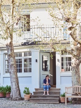 Fotografie von Winzerin Katharina Wechsler auf ihrem Weingut