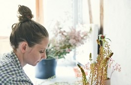 Portrait von Josephine Jeannin mit Blumen 